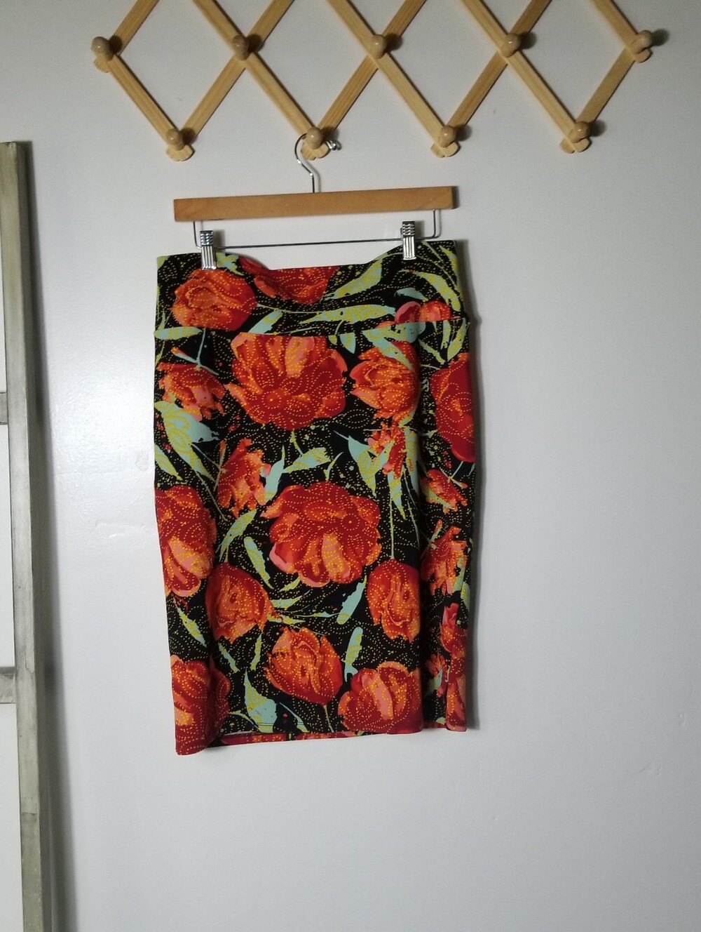 LULAROE WOMEN'S FLORAL SKIRT SIZE LARGE